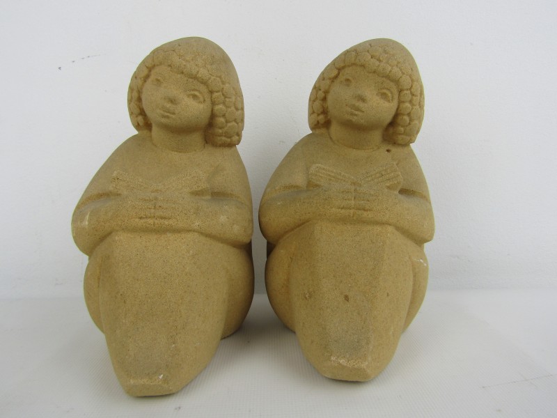 2 Beeldjes Lezende Meisjes, Stone Art Belgium Kringwinkel