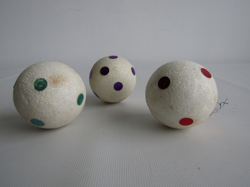 3 Oude Kerstballen: Witte Glitter met Bolletjes