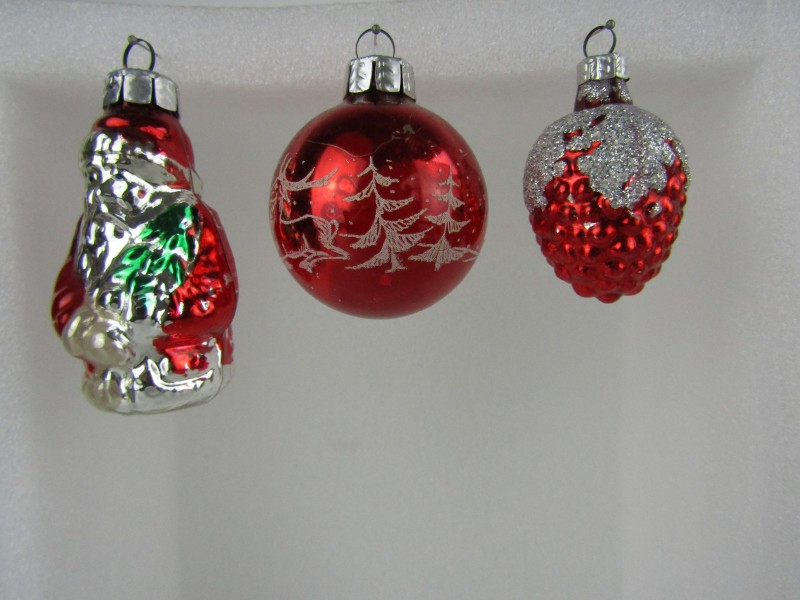 3 Oude Kerstballen: Kerstman, Framboos en Beschilderde Kerstbal, Made in GDR