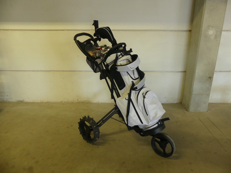Driewiel golftrolley Inesis + trolleybag  + verschillende golfclubs