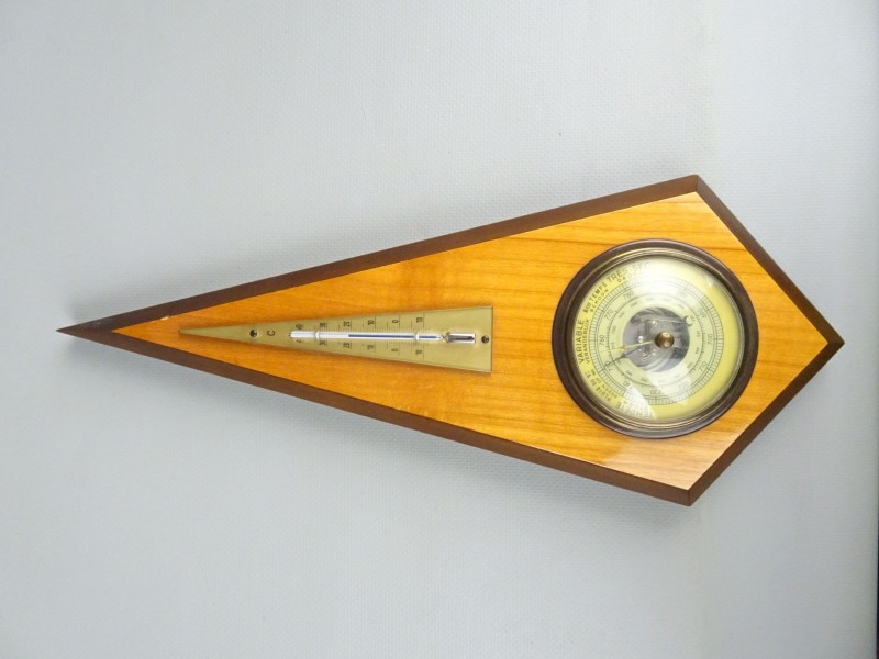 Vintage weerstation met thermometer en barometer