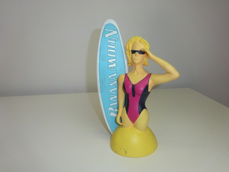 Beeldje: Banana Moon, Vrouw met Surfplank