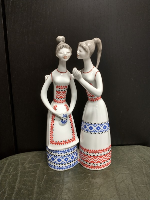 Porseleinen beeldje van twee jonge vrouwen, Hollohaza Hongarije.