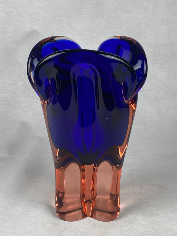 Blauw-oranje vaas, ontworpen door Jozef Hospodka in de jaren 1960.