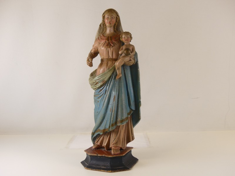Kerkelijke kunst: oud polychroom Mariabeeld in hout