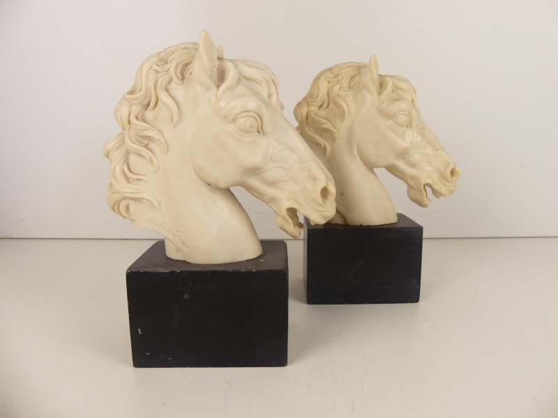 Paar Italiaanse bustes - paarden - gesigneerd A. Santini