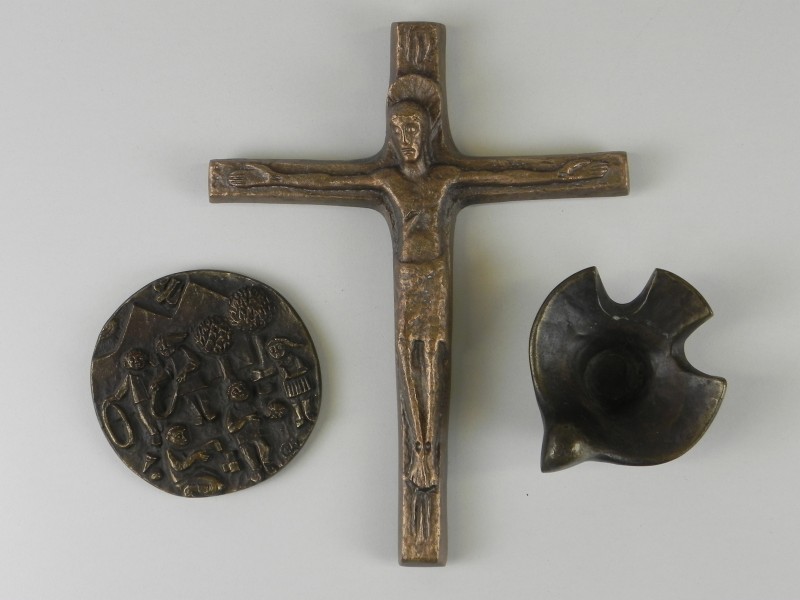Religieuze Art : kandelaar/Kruis/ medaillon in brons