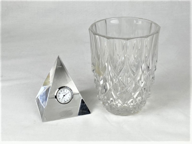 LOT Val St Lambert kristallen vaas en een glazen piramide met een klok