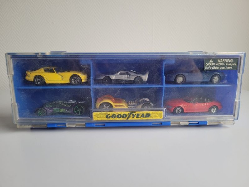 Doos 'Goodyear' met enkele miniatuurautootjes