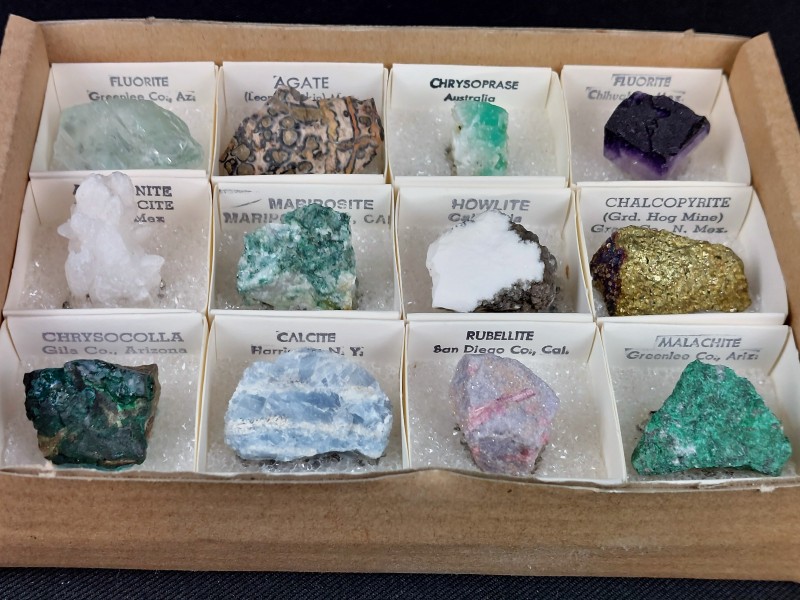 LOT mineralen in doosjes (36st)