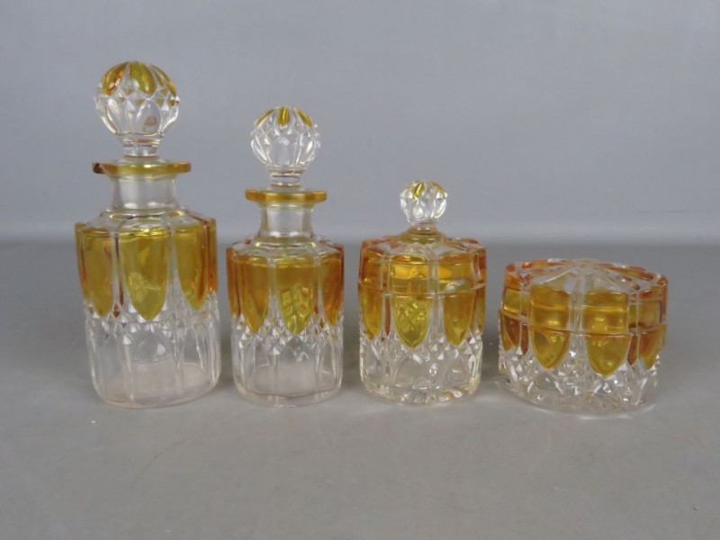 Set Van Vintage Glazen Flesjes Doosjes Kringwinkel