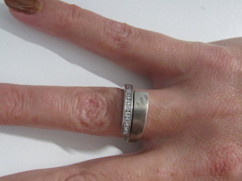 Zilveren ring met doorzichtige steentjes (1)