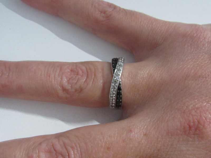Zilveren ring met zwarte en doorzichtige steentjes