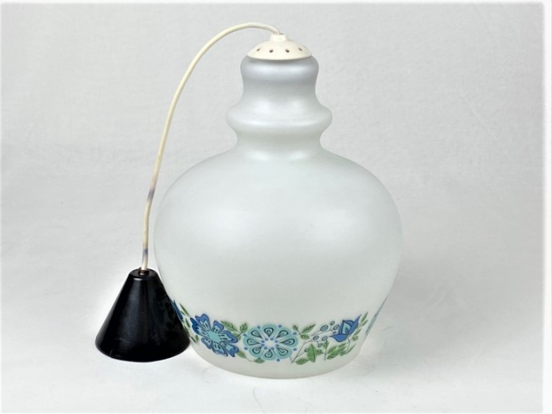 Vintage opaal glazen hanglamp gedecoreerd met bloemen