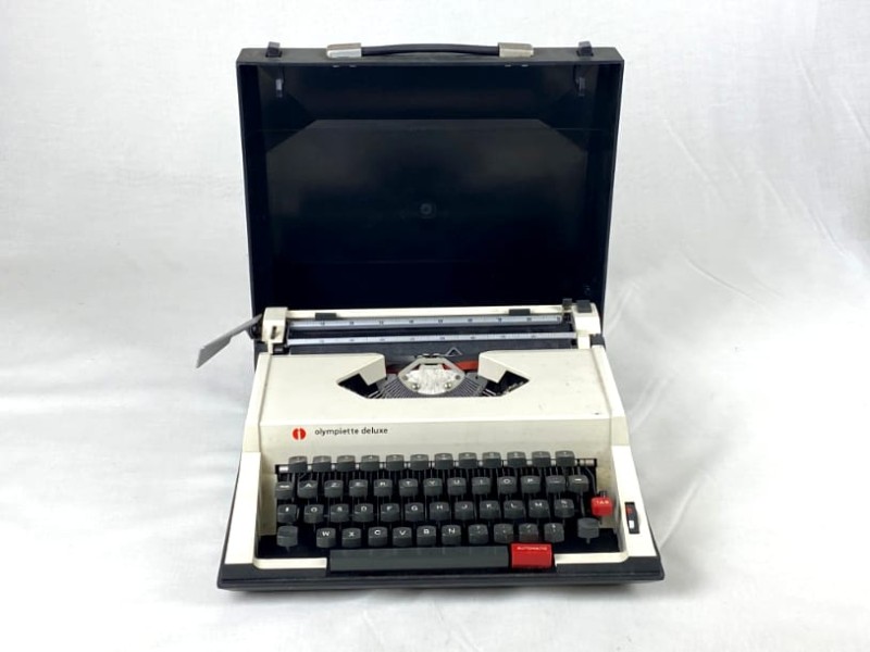 Olimpiette Deluxe portable typemachine
