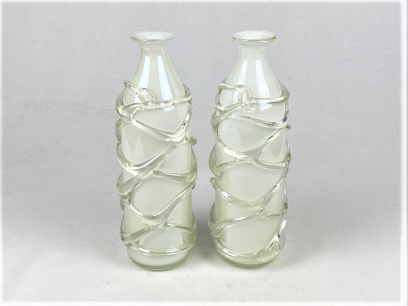Twee prachtige flesvormige vazen