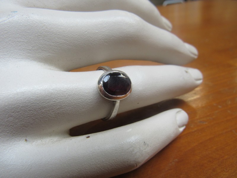 Zilveren ring met robijnrode steen