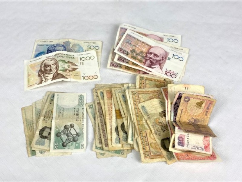 36 biljetten oud Belgisch papiergeld + 4 biljetten buitenlands papiergeld