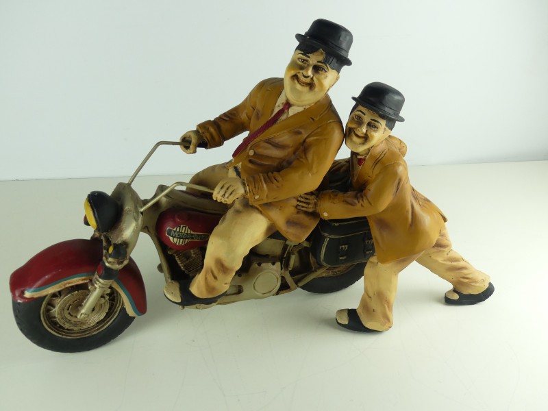 Vintage zeldzaam - Laurel & Hardy - op een motorfiets beeld