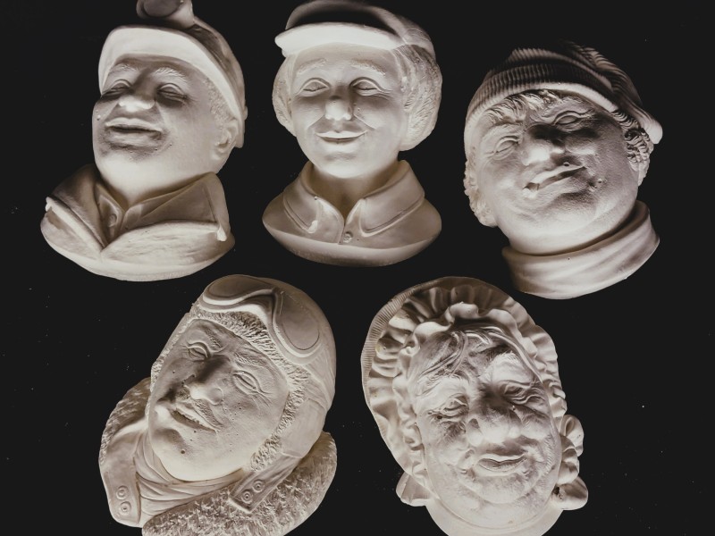 9 bustes Chalkware