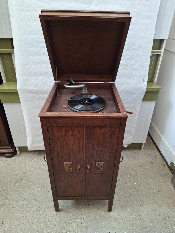 antieke grammofoonspeler in een houten kast