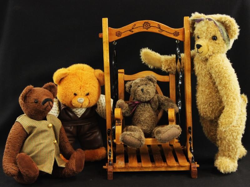4 Oude teddyberen en houten mini-schommelstoel
