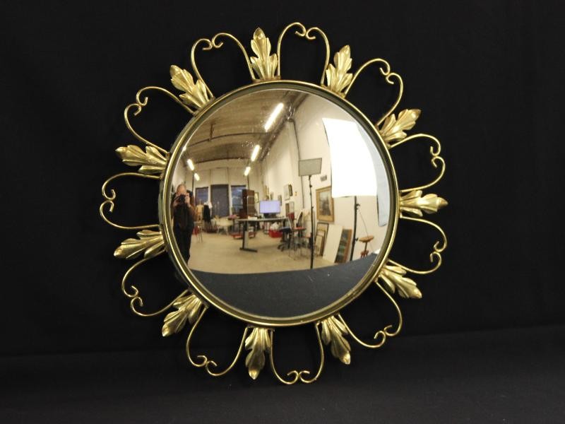 Knappe, vintage bloemenspiegel met bol spiegelglas