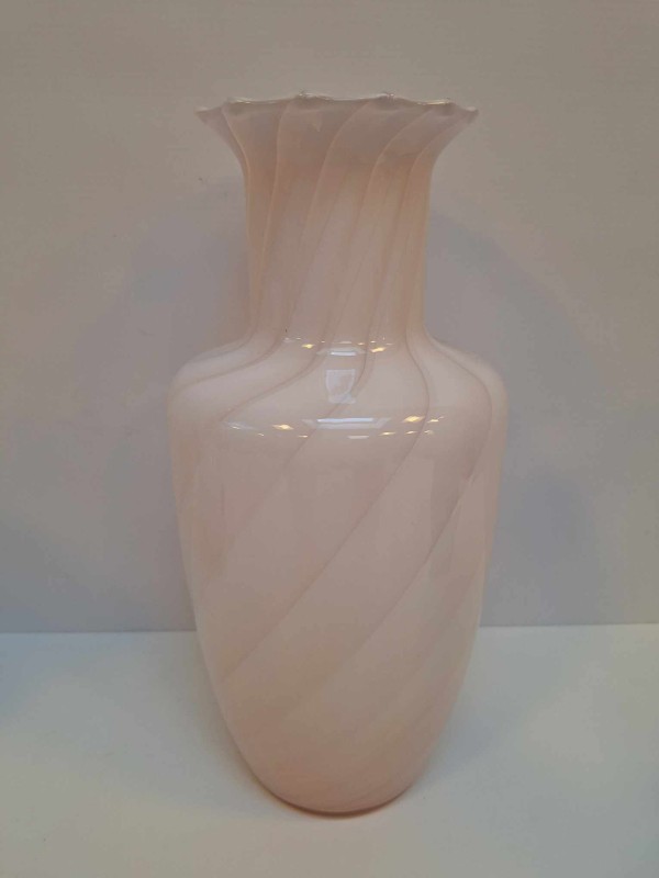 Roze glazen vaas met witte swirl