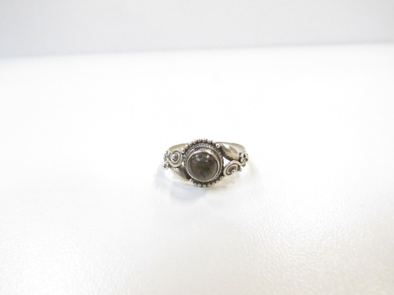 Zilveren ring met donkergroene steen