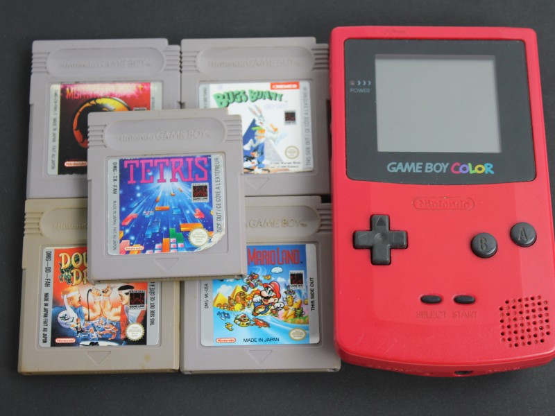 Gameboy Color + 5 games (Tetris, Mario)
