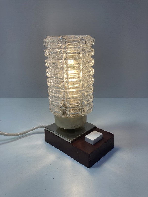Vintage nachtlampje met een glazen kap en plastic voet