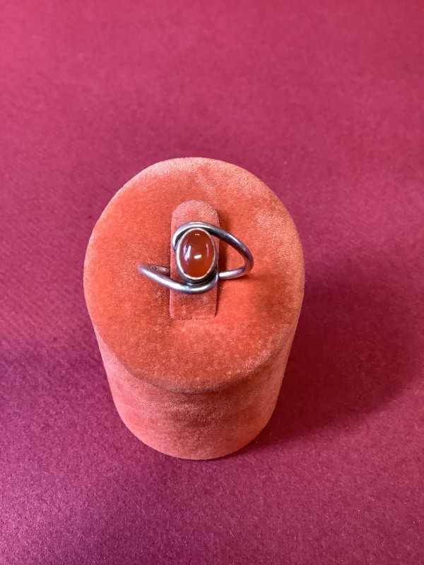 Zilveren ring met oranje steentje