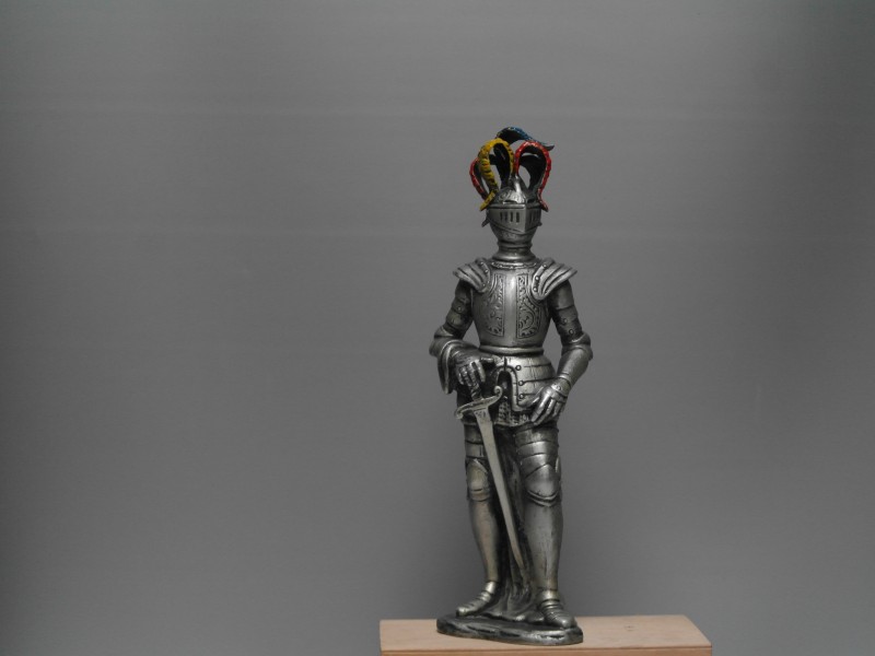Sculptuur van geharnaste ridder (Art. nr. 731)
