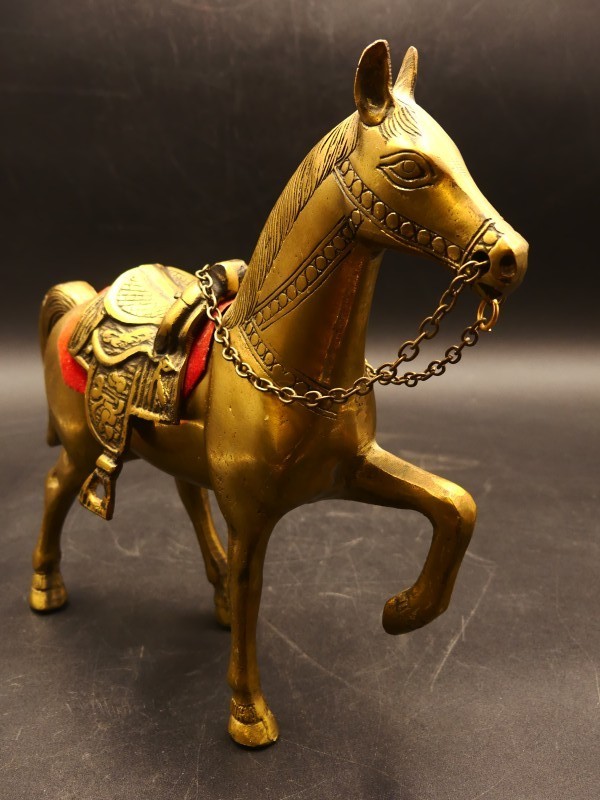 Sculptuur - messing paard met geciseleerde versieringen