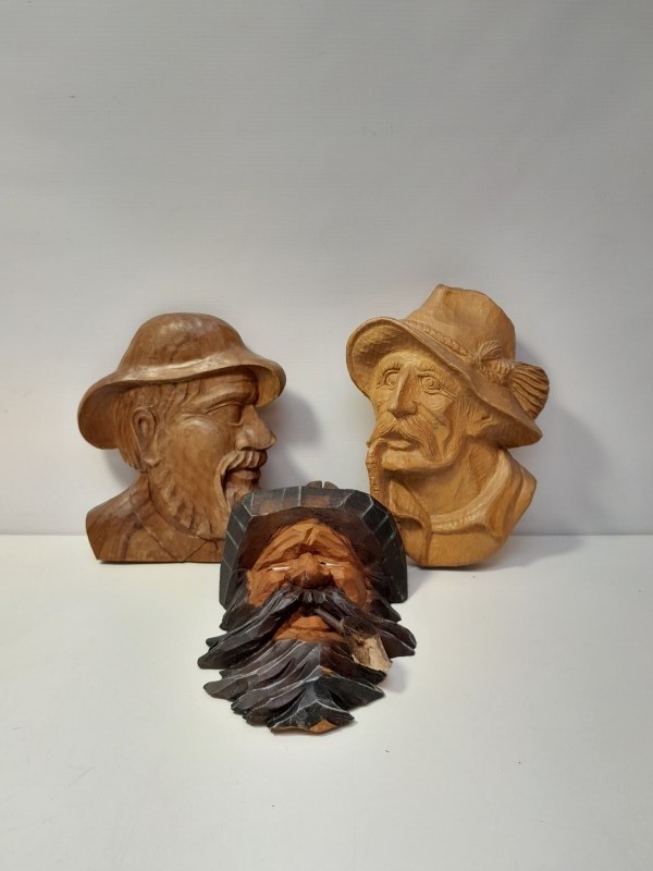 3 handgesneden houten mannengezichten