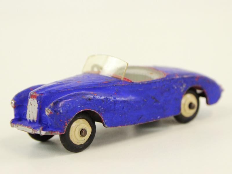 18 vintage Dinky Toys wagentjes