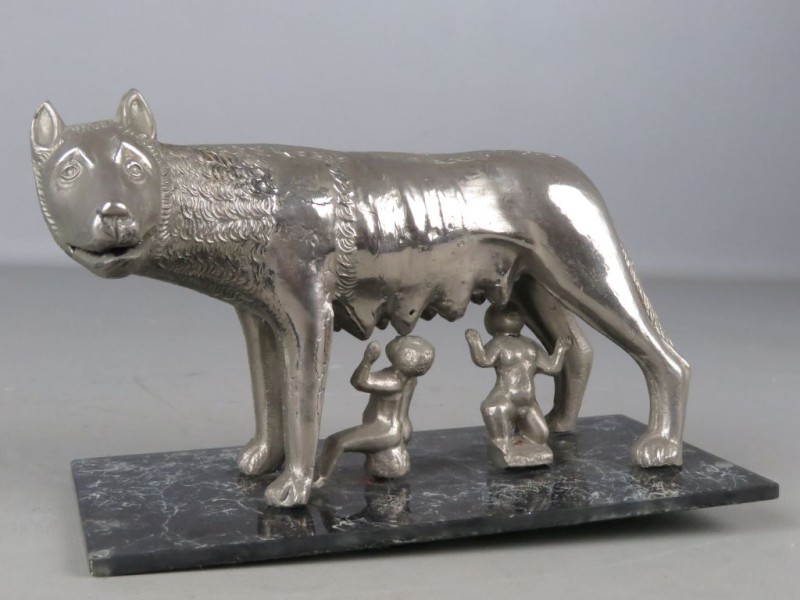 Verzilverd metalen beeld van Remus en Romulus.