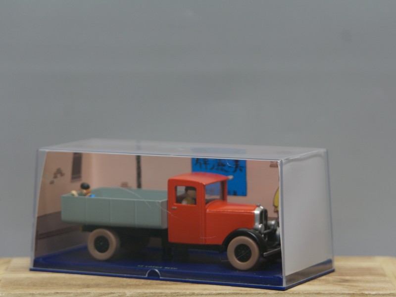 Le Lotus Bleu- De rode truck van Tintin/Kuifje- Schaalmodelauto Herge-Moulinsart (Art. 818)