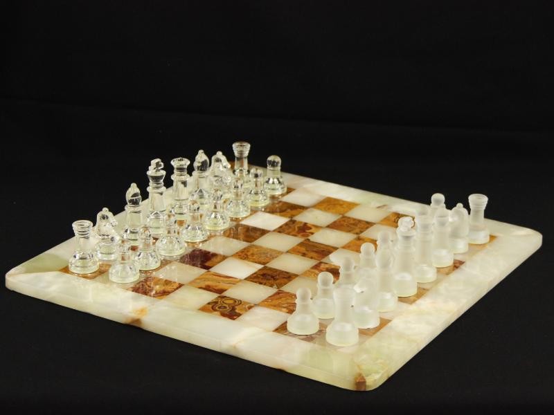 Marmer schaakbord met glazen schaakstukken