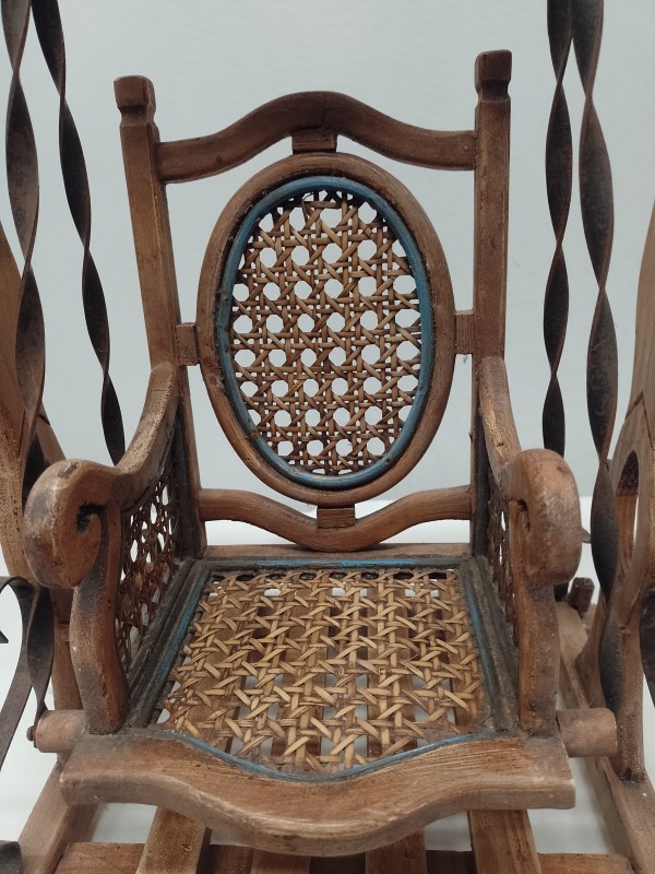 Antieke poppen schommelstoel
