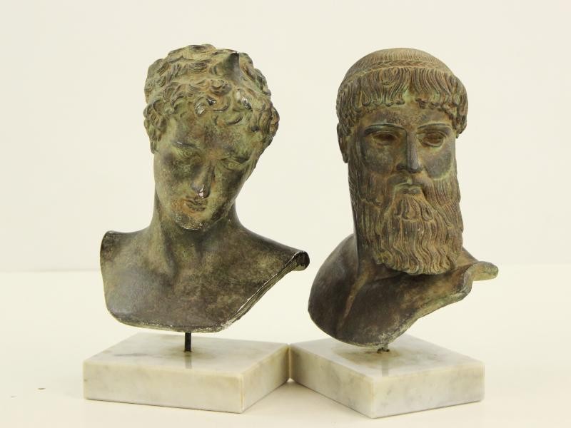 2 Knappe bustes van een Griekse Filosoof en Ephebe de marathonjongen (gips)