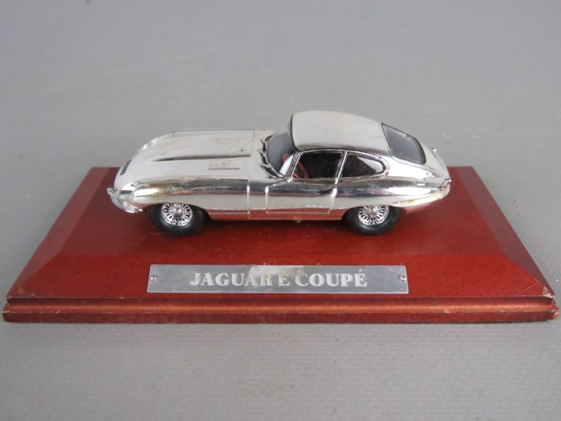 Vintage miniatuur: Jaguar E Coupé