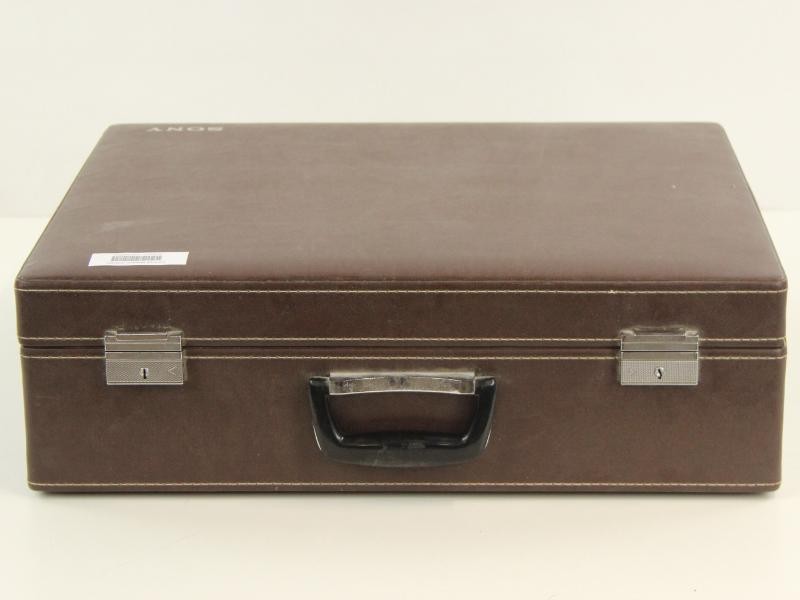 Vintage Sony video camera met bijhorende kabels in een bruine draag koffer