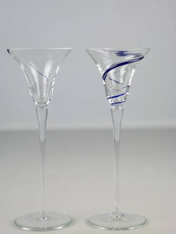 2 kristallen glazen op hoge voet