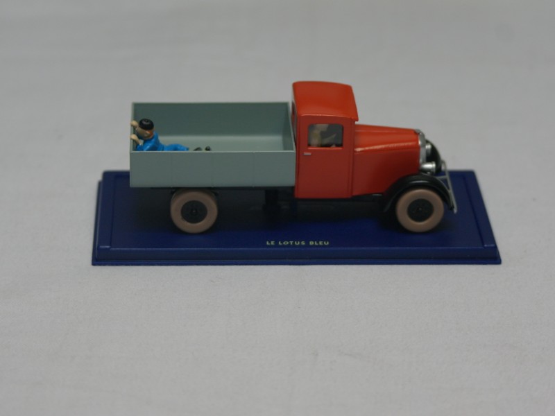 Le Lotus Bleu- De rode truck van Tintin/Kuifje- Schaalmodelauto Herge-Moulinsart (Art. 818)