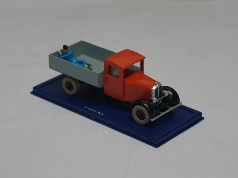 Le Lotus Bleu- De rode truck van Tintin/Kuifje- Schaalmodelauto Herge-Moulinsart (Art. 818)