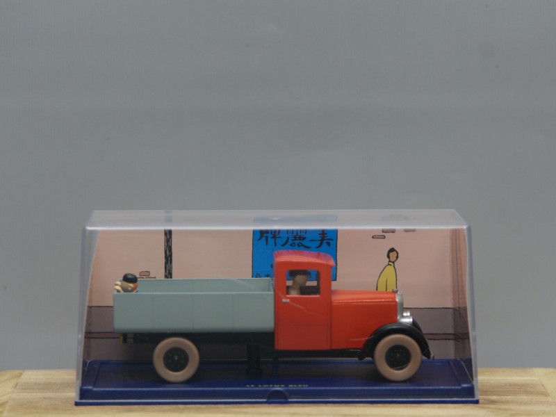 Le Lotus Bleu- De rode truck van Tintin/Kuifje- Schaalmodelauto Herge-Moulinsart (Art. 818)