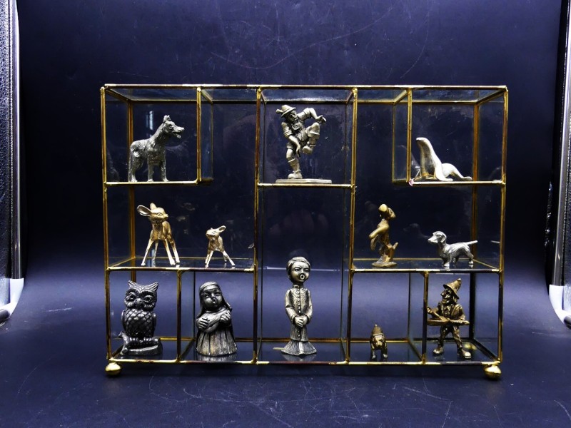 Vintage Glazen vitrinekastje met metalen figuren