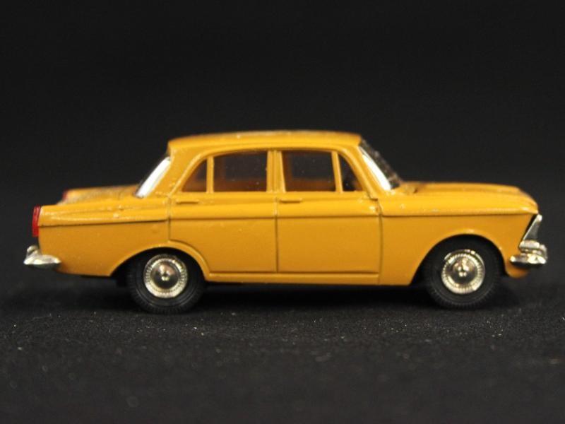 2 vintage Moskvitch 412 (A2) modelwagens in ovp