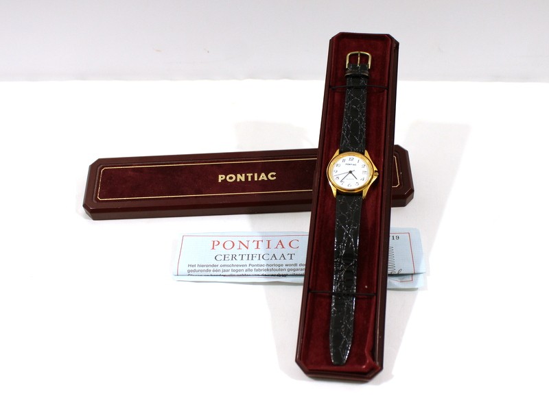 Vergulde Pontiac Horloge